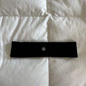 Lululemon black headband 
Black grip on the inside